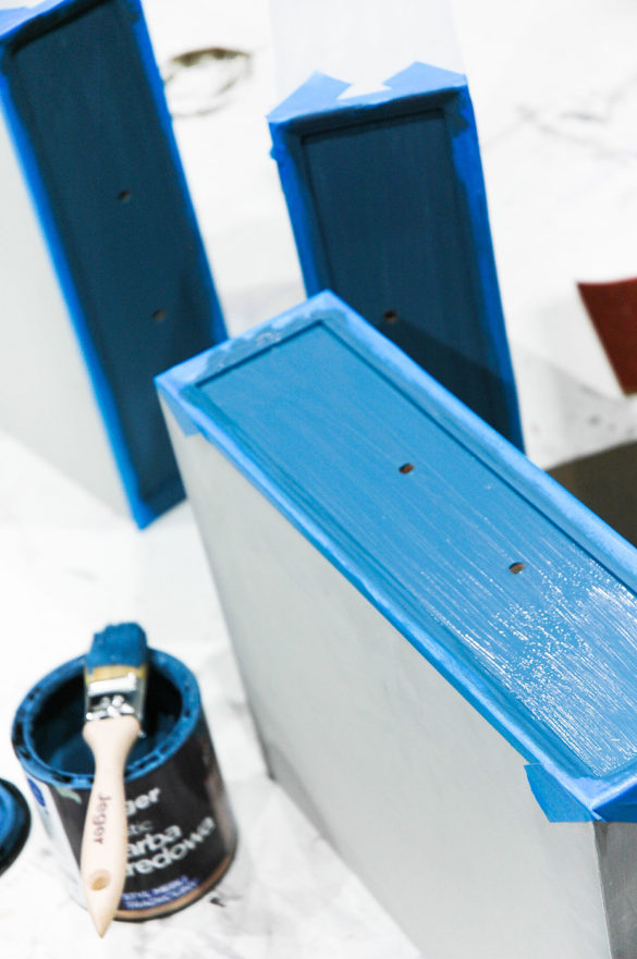Boki szafki nocnej i szuflad pomalowano kolorem Błękit Pruski.
