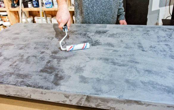 Zabezpieczenie powierzchni stolika kawowego lakierem.