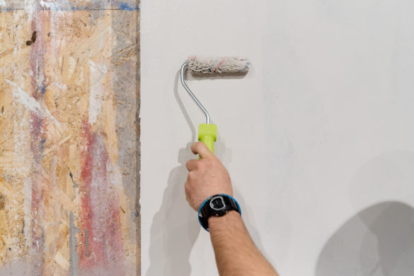 Gruntowanie ściany podkładem - farbą lateksową Jeger Color Paint.