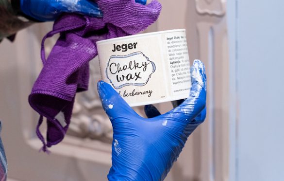 Po malowaniu zabezpiecz powierzchnię bezbarwnym woskiem Jeger Chalky.