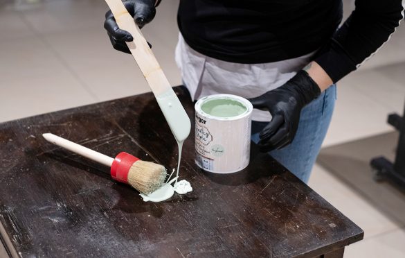 Przed malowaniem umyj mebel wodą i odtłuść acetonem.