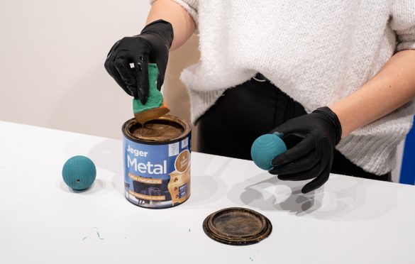 Za pomocą gąbki zaaplikuj farbę Jeger Metal.