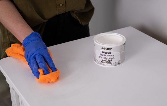 My wybraliśmy do tego celu wosk bezbarwny – Jeger Chalky Wax, który tworzy na powierzchni mebli warstwę ochronną np. przed plamami wody.