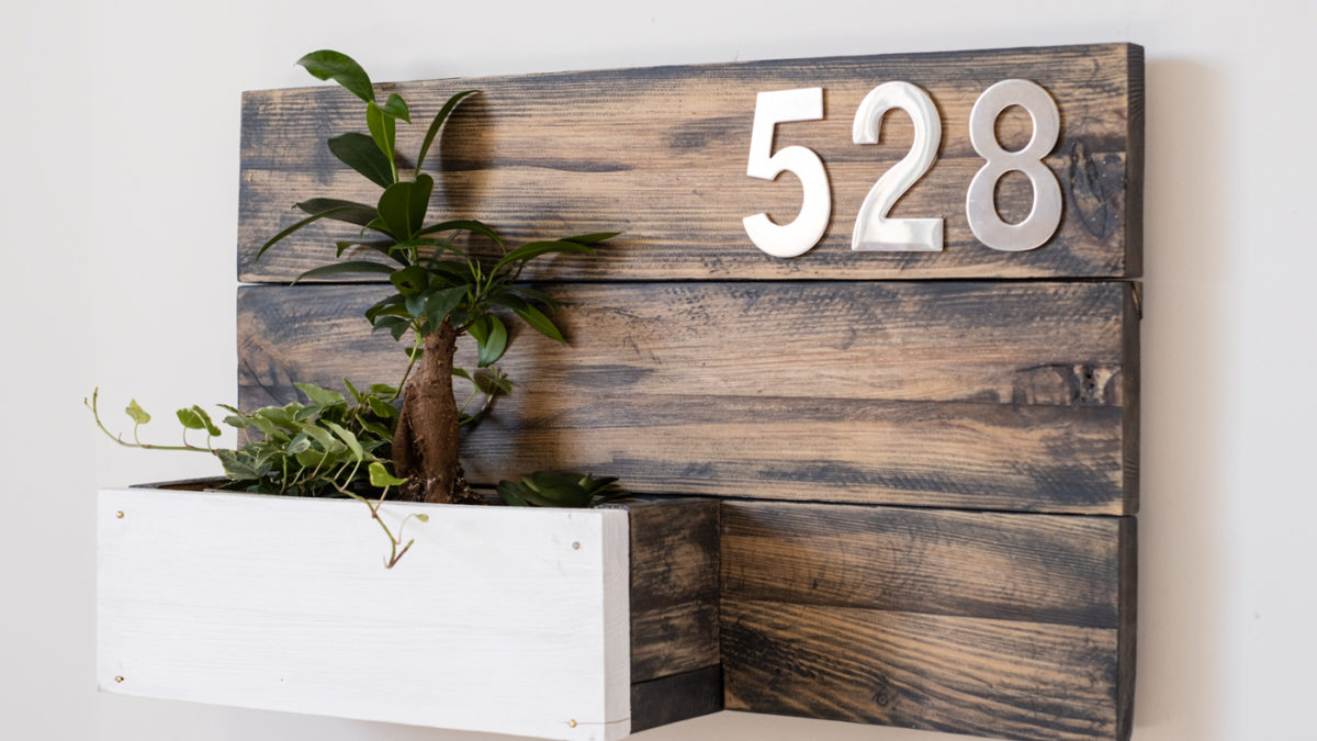 Zacznij rok z nowym numerem domu! Poznaj sposób na wykonanie tabliczki adresowej z efektem postarzanego drewna