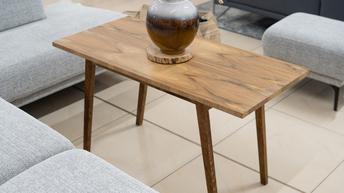 Wokół stołu – poznaj skuteczną metodę odnawiania drewna