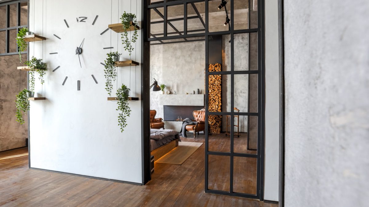 Elegancki loft z betonową ścianą